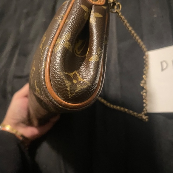 Authentic LV Eva clutch with sling - Picture 4 of 8